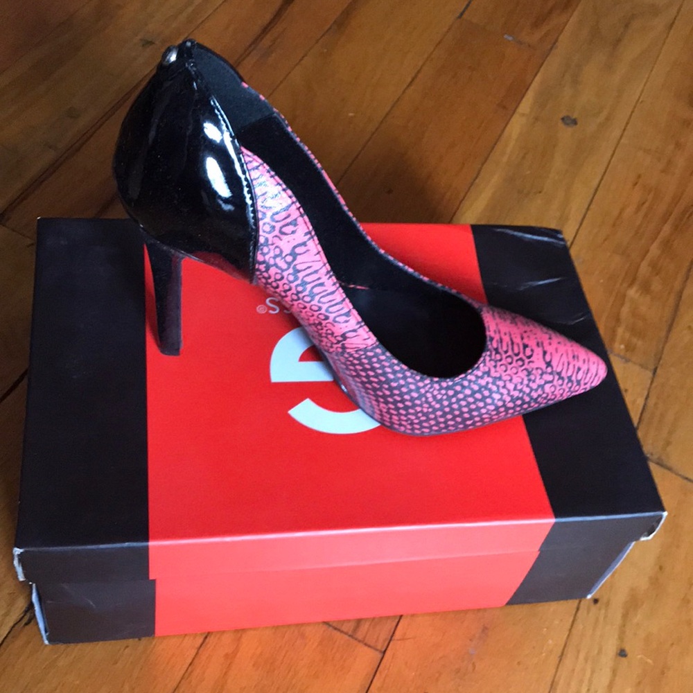 Brand New Medium red print Guess Heels